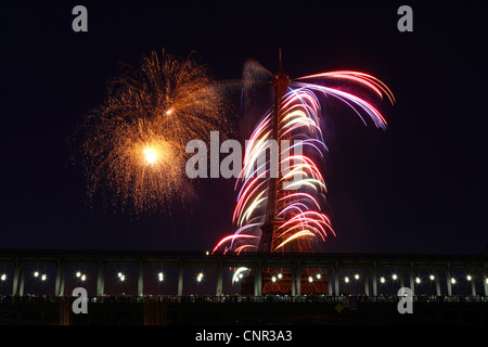 Les Parisiens et les touristes regardant Bastile artifice jour autour de la Tour Eiffel avec au premier plan le pont de Passy à Paris, France. Banque D'Images