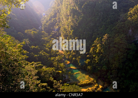 Les cascades et bassins de travertin Semuc Champey sont parmi les plus spectaculaires du Guatemala merveilles naturelles. Banque D'Images