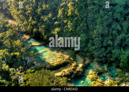 Les cascades et bassins de travertin Semuc Champey sont parmi les plus spectaculaires du Guatemala merveilles naturelles. Banque D'Images