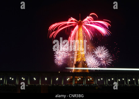 Les Parisiens et les touristes regardant Bastile artifice jour autour de la Tour Eiffel avec au premier plan le pont de Passy à Paris, France. Banque D'Images