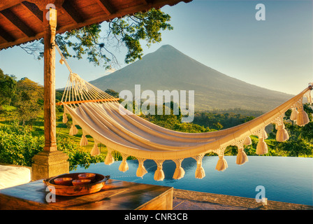 Une villa à Antigua La Reunion Golf Resort & Residences avec piscine à débordement et vue sur le volcan Agua. Banque D'Images