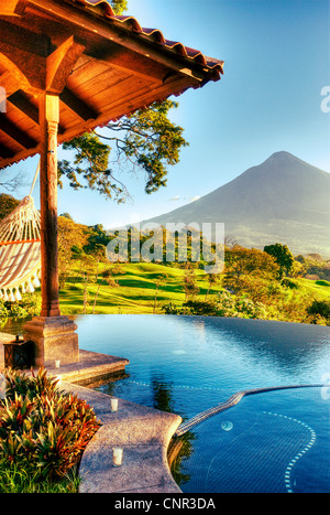 Une villa à Antigua La Reunion Golf Resort & Residences avec piscine à débordement et vue sur le volcan Agua. Banque D'Images