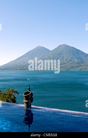 Vue du lac Atitlan et Atitlan volcans Toliman et de la villa à La Casa Palopo. Banque D'Images