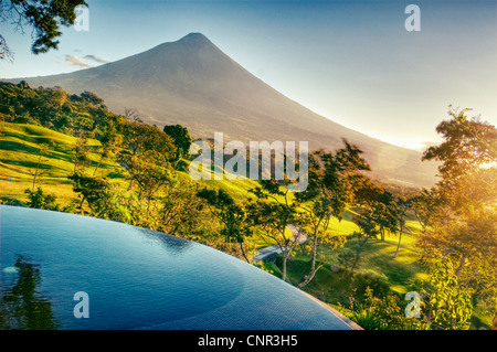 Une villa à Antigua La Reunion Golf Resort & Residences avec petite piscine privée et une vue sur le volcan Agua. Banque D'Images