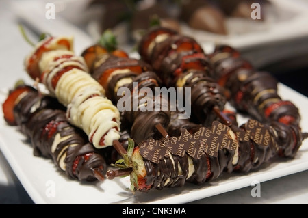 Des fraises au chocolat Godiva, les brochettes Banque D'Images