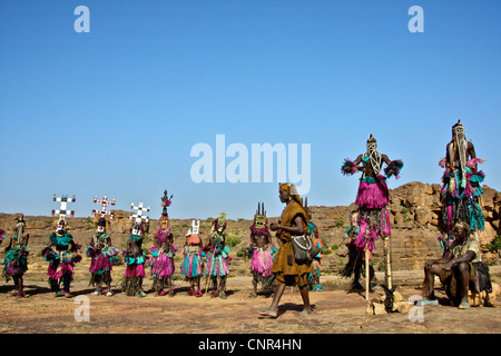 Les danseurs masqués dans le comté de Dogon, au Mali. Banque D'Images