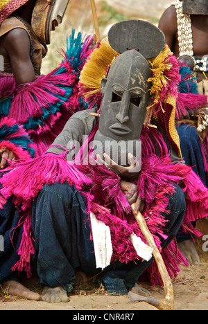 Un danseur masqué dans le comté de Dogon, au Mali. Banque D'Images