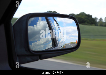 Road se reflétant dans les miroirs d'une voiture weda Banque D'Images