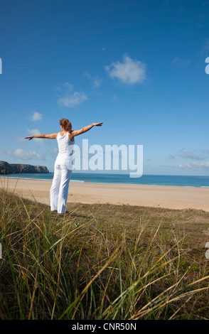 Woman on Beach, Camaret-sur-Mer, Finistère, Bretagne, France Banque D'Images