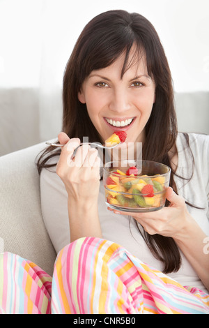 Close-up of Woman Eating Bol de fruits Banque D'Images