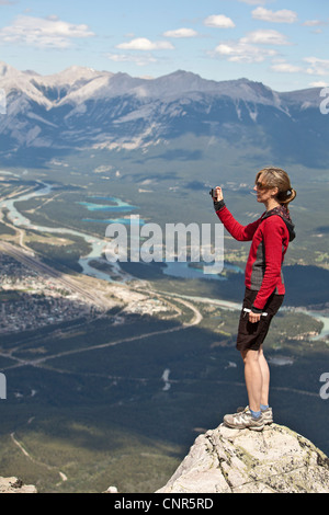 Woman taking Photo, montagne Whistlers, Jasper National Park, Alberta, Canada Banque D'Images