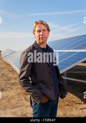 Architecte en champ avec des panneaux solaires Banque D'Images