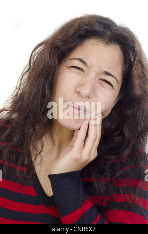 Les jeunes femmes se sentent la douleur des dents, et est titulaire de l'os de la joue Banque D'Images