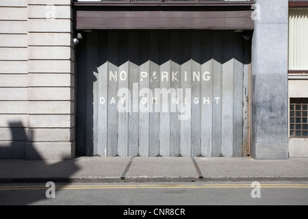 Une porte en acier avec aucun stationnement écrit sur le devant. Banque D'Images