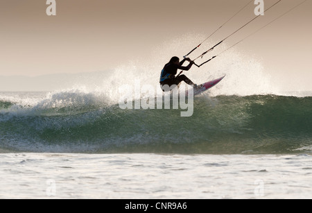 Le kitesurf à Tarifa, Cadix, Andalousie, espagne. Banque D'Images