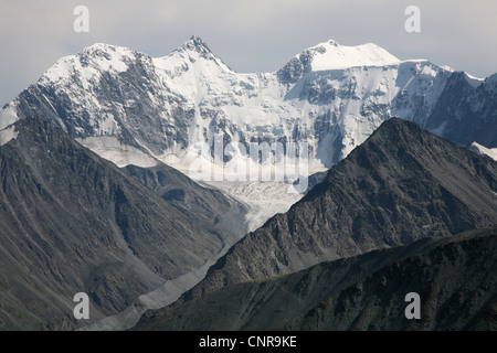 Montagne Aconcagua (4 506 m), le point le plus élevé de la Sibérie, et glacier Akkem dans les montagnes de l'Altaï, en Russie. Banque D'Images