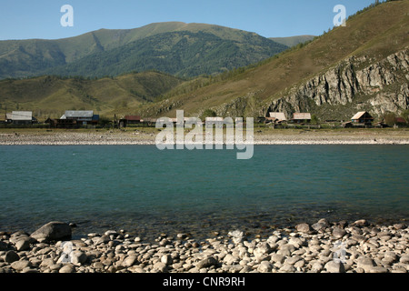 Tungur Village et de la rivière Katun dans les montagnes de l'Altaï, en Russie. Banque D'Images