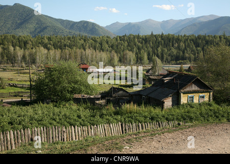 Tungur Village dans les montagnes de l'Altaï, en Russie. Banque D'Images