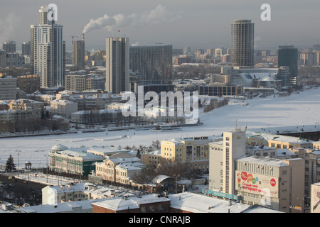 Vue panoramique sur la digue de l'étang de la ville à Iekaterinbourg, Russie, du point d'observation à l'Antei Skyscraper. Banque D'Images