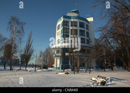 Complexe Sportif Dinamo constructiviste sur le quai de la ville étang à Iekaterinbourg, Russie. Banque D'Images