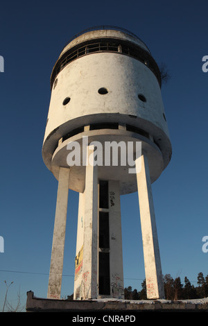 Tour blanche constructiviste dans le règlement de l'usine Uralmash à Iekaterinbourg, Russie. Banque D'Images