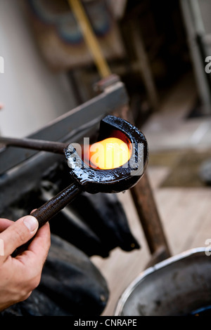 L'élaboration de souffleur de verre chaud Banque D'Images