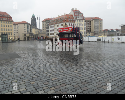 Bus tiré par des chevaux à Dresde. Banque D'Images