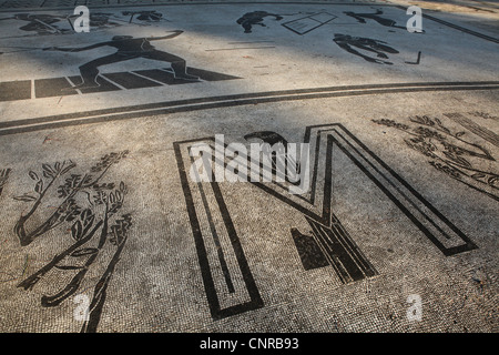 Monogramme de Benito Mussolini dans la mosaïque de la chaussée au Foro Italico, anciennement Foro Mussolini, à Roma, Italie. Banque D'Images