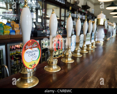 Une ligne de pompes de bar à la Sheffield Touchez, Thornbridge's bar brasserie dans l'ancienne salle d'attente de première classe sur la gare de Sheffield Banque D'Images