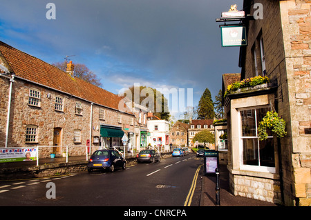 Chew Magna Village high street avec Porter et Swan Inn pub bar sur la droite Banque D'Images