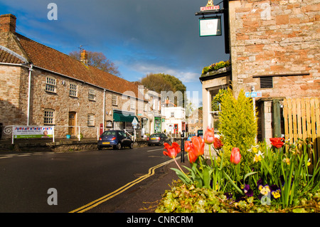 Chew Magna Village High Street avec des fleurs Banque D'Images