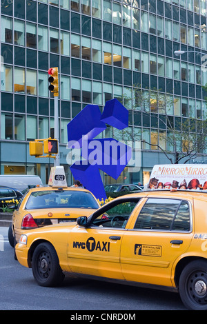 Les taxis jaunes en embouteillage sur Park Avenue New York devant un public art sculpture intitulée Obtusa par artiste Rafael Barrios Banque D'Images