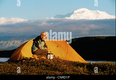 Camping en face de la femme la plus haute montagne de Nort America, Mt. McKinley, USA, Alaska, Denali Nationalpark Banque D'Images