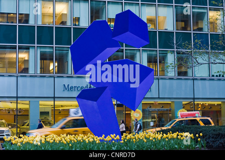 Les taxis jaunes à New York's Park Ave l'adoption d'une sculpture publique dans un lit de fleurs appelé Obtusa par artiste Rafael Barrios Banque D'Images