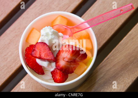 De délicieuses glaces à la fraise et le melon topping Banque D'Images