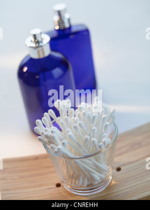 Close up de coton-tiges et de parfum Banque D'Images