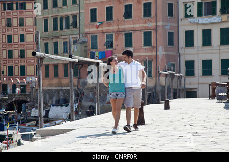 Couple en train de marcher le long de la jetée en milieu urbain Banque D'Images