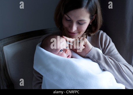 Woman holding newborn baby Banque D'Images