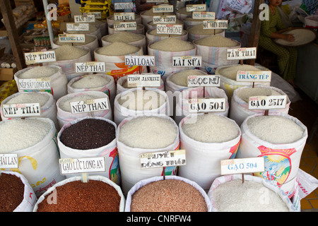 Vietnam, assortiment de variétés de riz dans le marché Banque D'Images