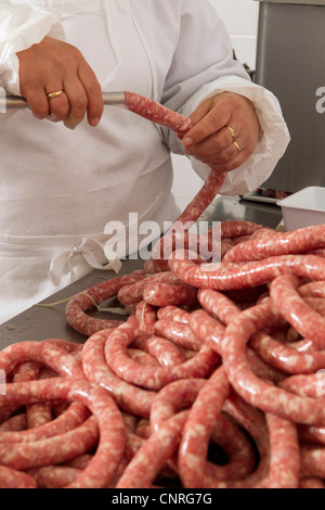 Saucisse fraîche Chef making Banque D'Images