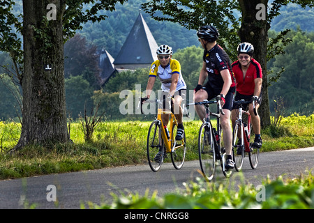 Cyclistes sur la piste cyclable de la vallée de la Ruhr à Hattingen, Château Kemnade en arrière-plan, l'Allemagne, en Rhénanie du Nord-Westphalie, Ruhr, Hattingen Banque D'Images