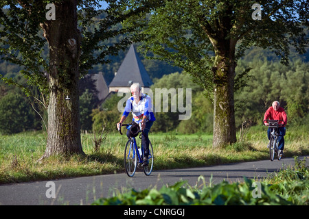 Cyclistes sur la piste cyclable de la vallée de la Ruhr à Hattingen, Château Kemnade en arrière-plan, l'Allemagne, en Rhénanie du Nord-Westphalie, Ruhr, Hattingen Banque D'Images