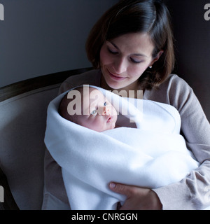 Woman holding newborn baby Banque D'Images