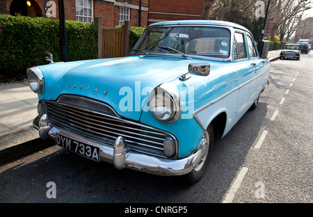 Vue de face d'une Ford Zephyr Zodiac voiture garée dans la rue, London, England, UK Banque D'Images