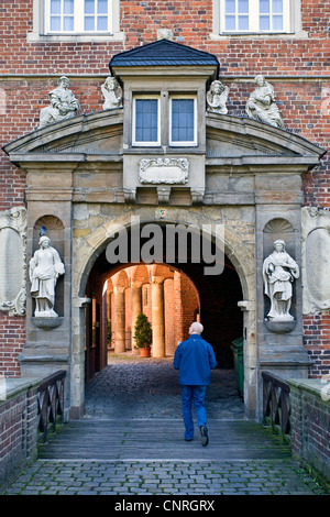 Herten château d'eau, l'homme marchant sur un pont, l'Allemagne, en Rhénanie du Nord-Westphalie, Ruhr, Herten Banque D'Images