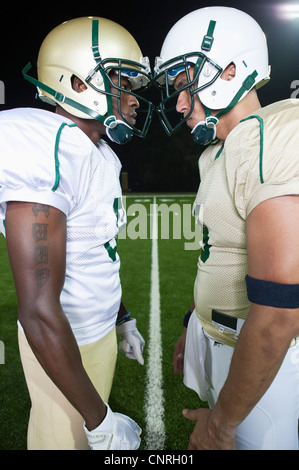 Joueurs de football opposant face off Banque D'Images