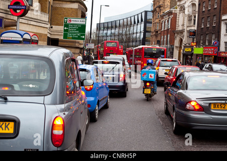 Une file de voitures bloquées dans un embouteillage, Islington High St, London, Greater London, England, UK. Banque D'Images
