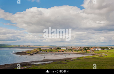 L'île de Lindisfarne, vue sur le Prieuré et le village du château. Banque D'Images