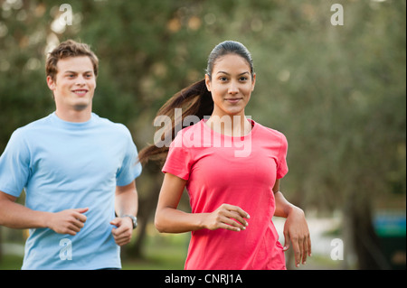 Jeune couple jogging Banque D'Images