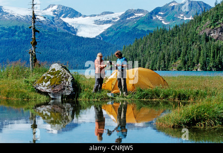 Camping au Prince William Sound, dans l'arrière-plan les montagnes Chugach, USA, Alaska Banque D'Images